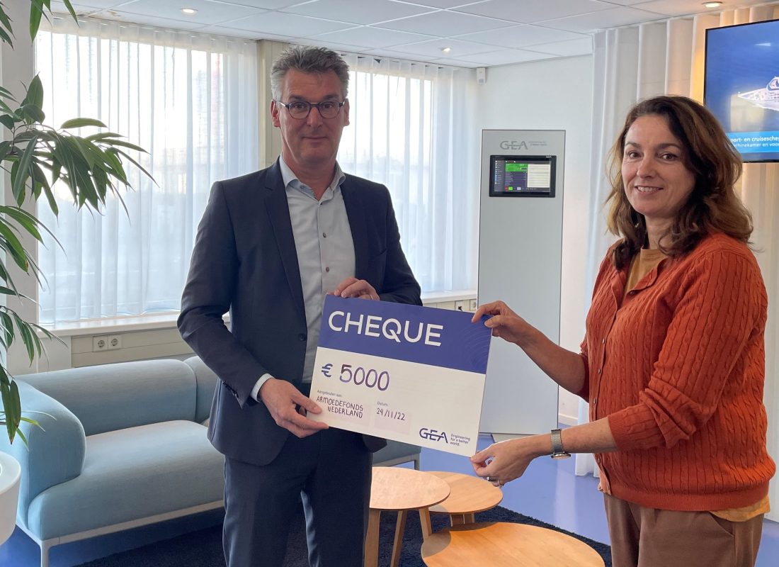 GEA Nederland overhandigt cheque aan Stichting Armoedefonds.