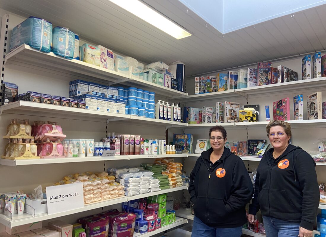 Annemarie en Yvonne staan voor een schap met verzorgingsproducten in de Weggeefhoek.