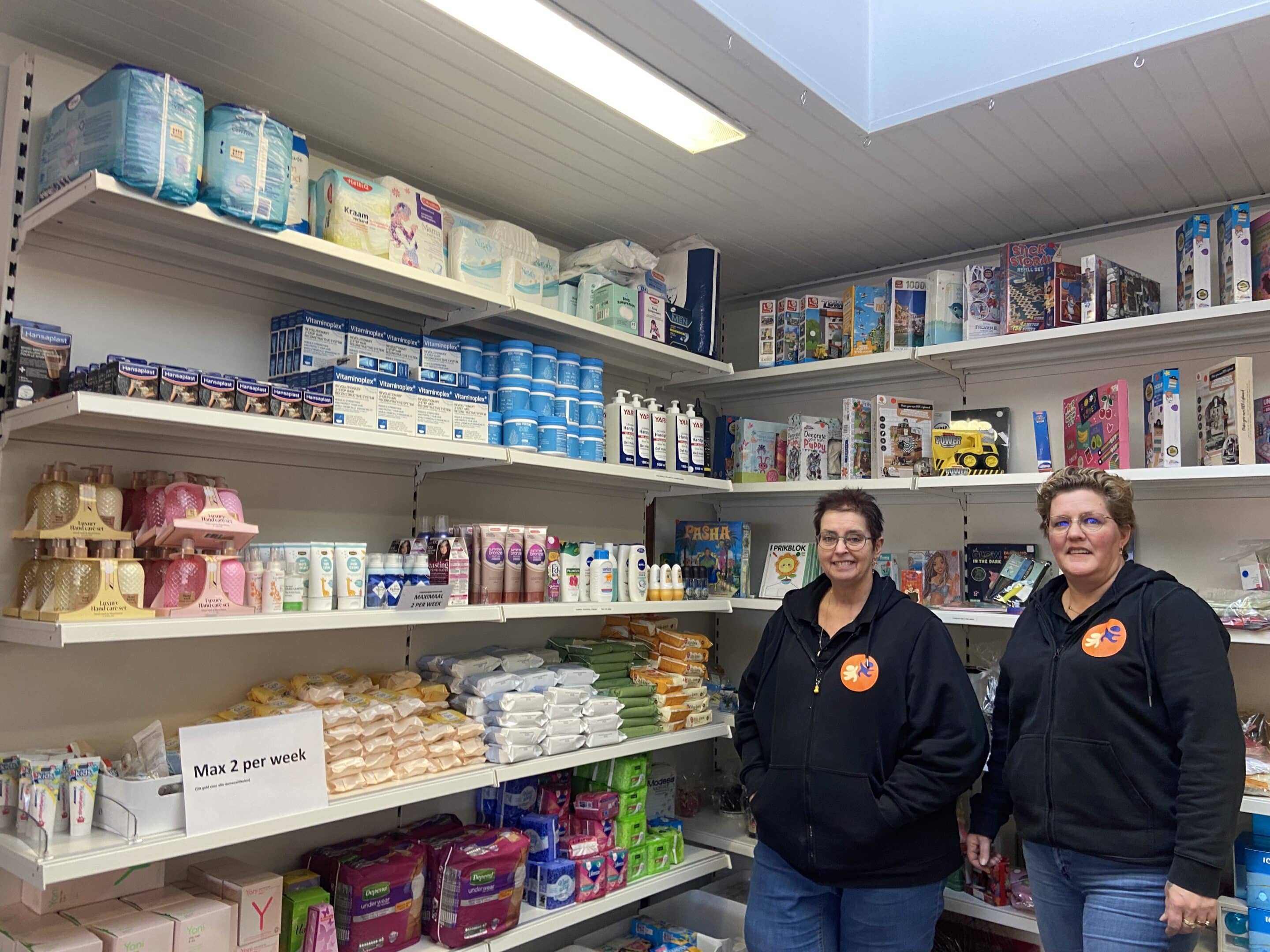 Annemarie en Yvonne staan voor een schap met verzorgingsproducten in de Weggeefhoek.