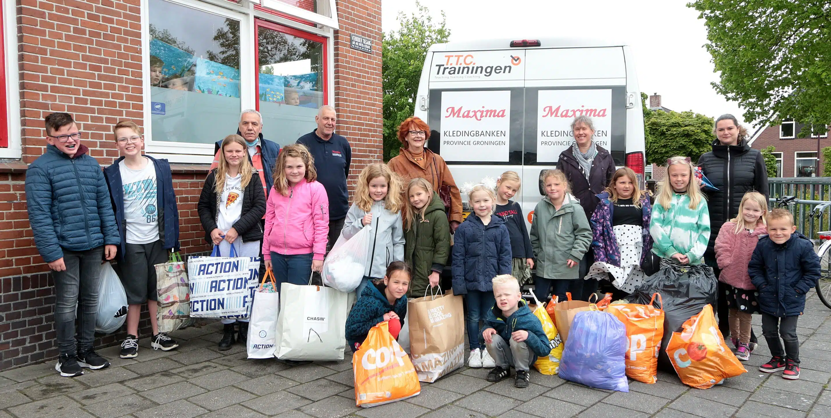 Schoolkinderen zamelen kleding in voor Maxima.