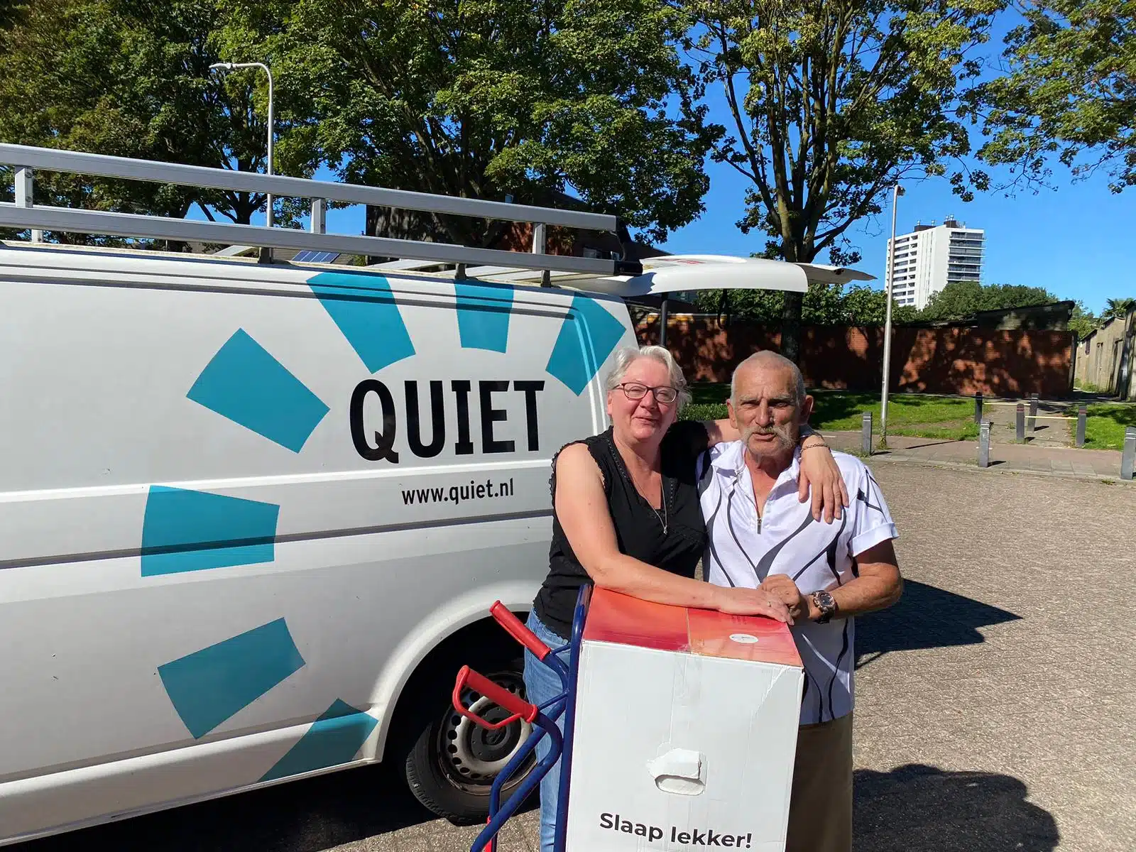 Levering van matrassen door vrijwilliger Chris met de Quiet bus