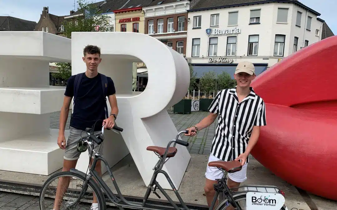Ruben en Jaël voor Armoedefonds op tandem naar Parijs