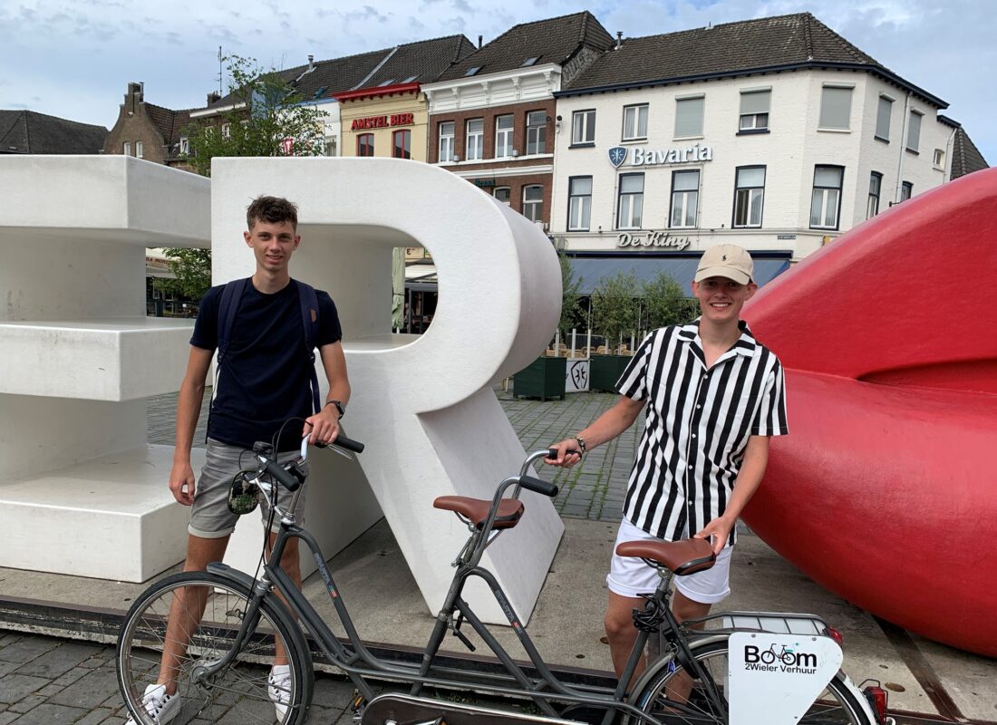 Ruben en Jaël voor Armoedefonds op tandem naar Parijs