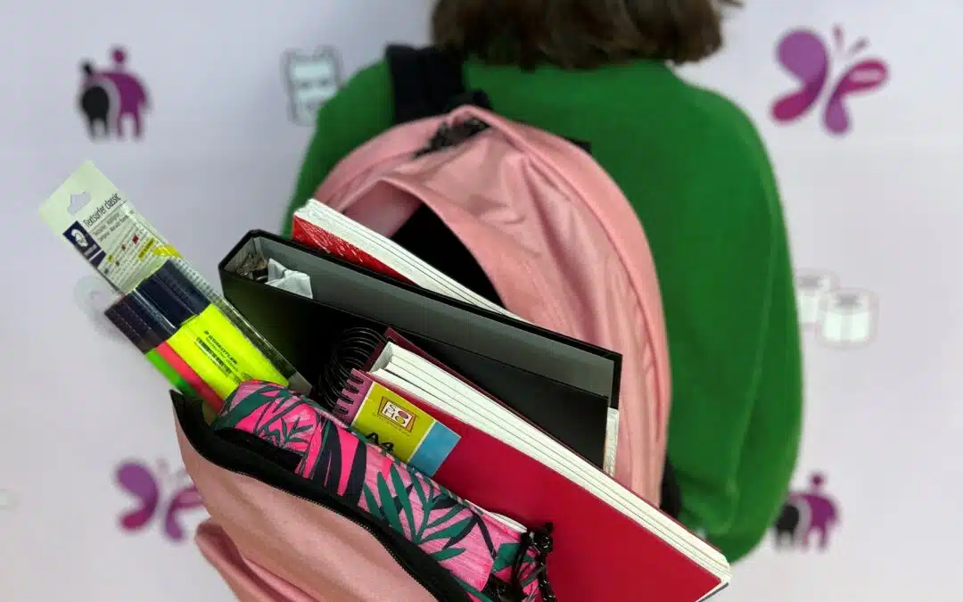 Medewerkers VanDijk doneren schoolspullen aan Armoedefonds