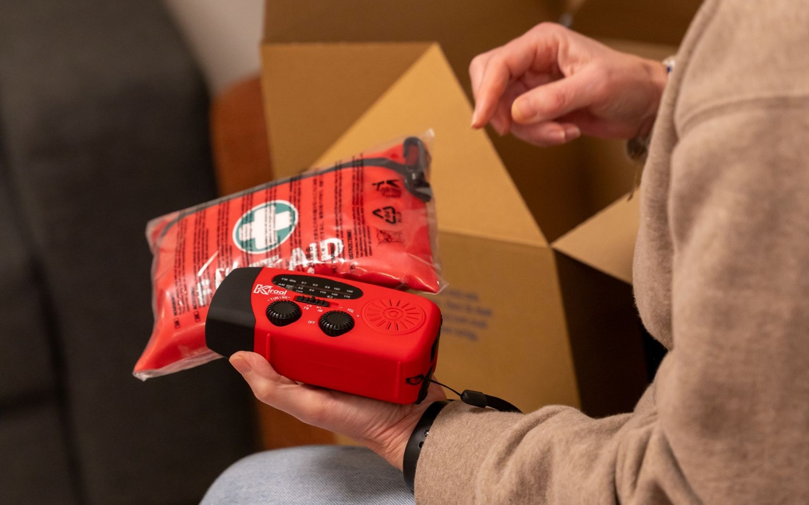 Handen met noodpakket Handen met noodpakket